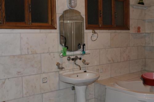 Гонио: Pirveli Guest House