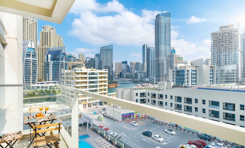 Дубай: LUX The Modern Marina Suite 2 bed
