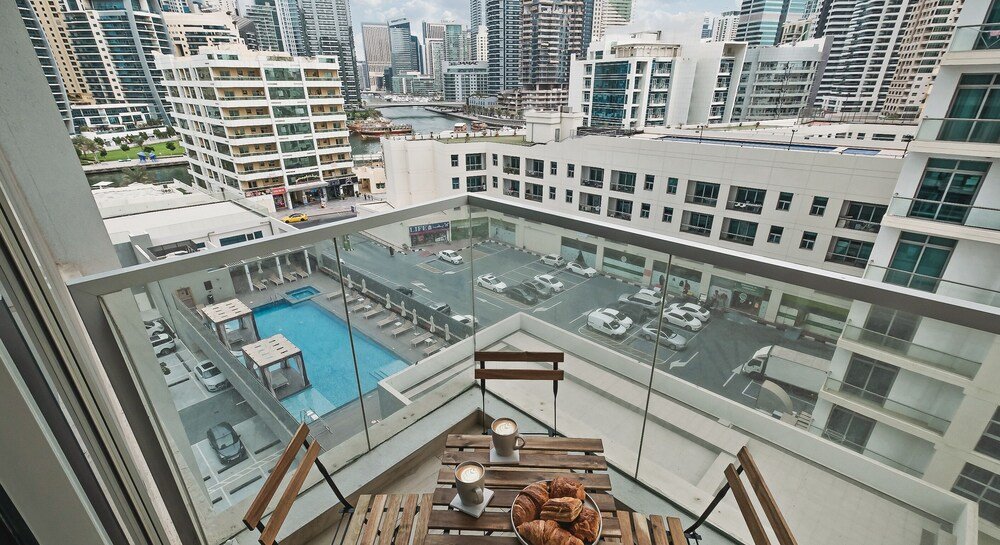 Дубай: LUX The Modern Marina Suite 2 bed