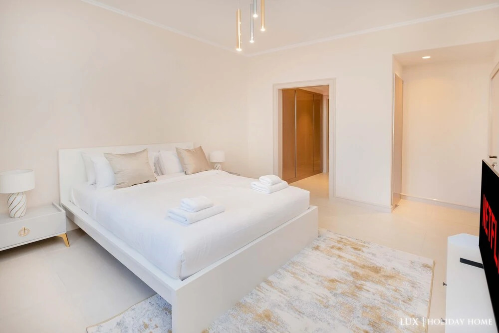 Дубай: LUX The Zaafran Burj Khalifa View Suite