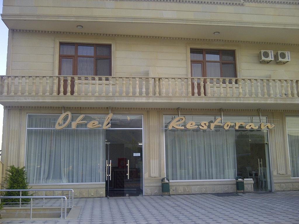 Шеки: Hotel Service