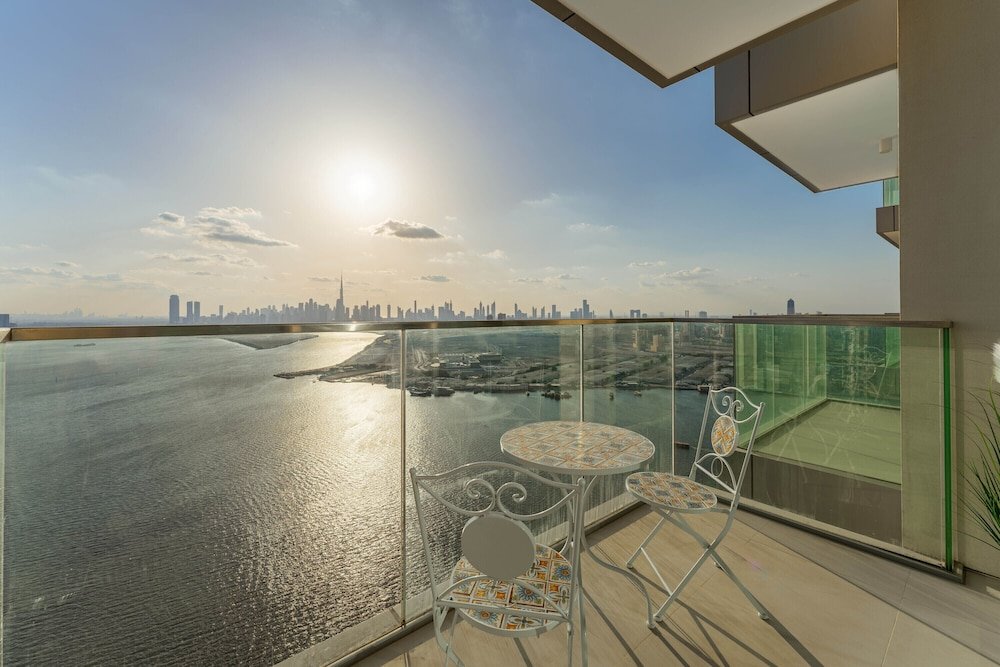 Дубай: Maison Privee - Trendy Apt on the Creek with Superb Dubai Skyline Vw