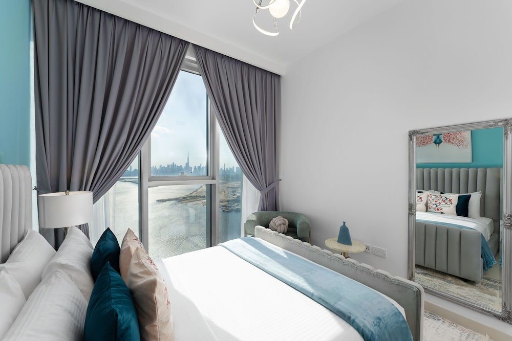 Дубай: Maison Privee - Trendy Apt on the Creek with Superb Dubai Skyline Vw