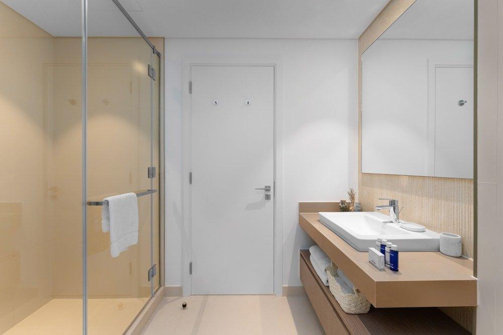 Дубай: Maison Privee - Trendy Apt on the Creek with Superb Dubai Skyline Vw