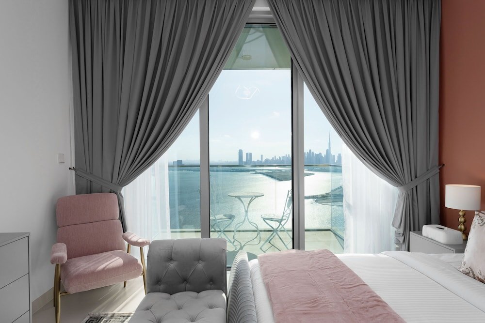 Дубай: Maison Privee - Trendy Apt on the Creek with Superb Dubai Skyline Vw