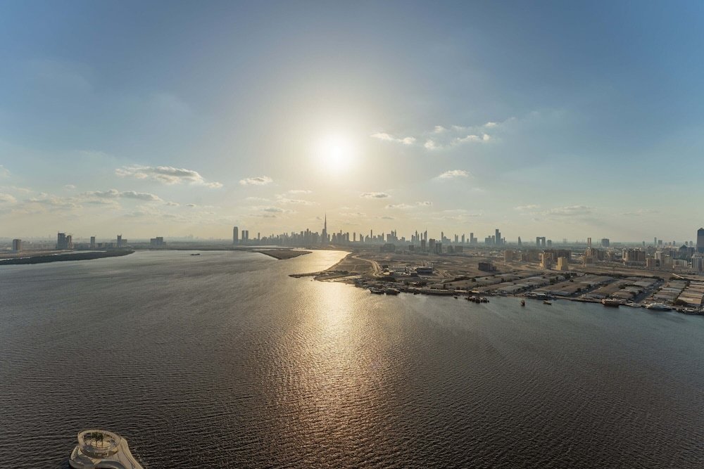 Дубай: Maison Privee - Trendy Apt on the Creek with Superb Dubai Skyline Vw