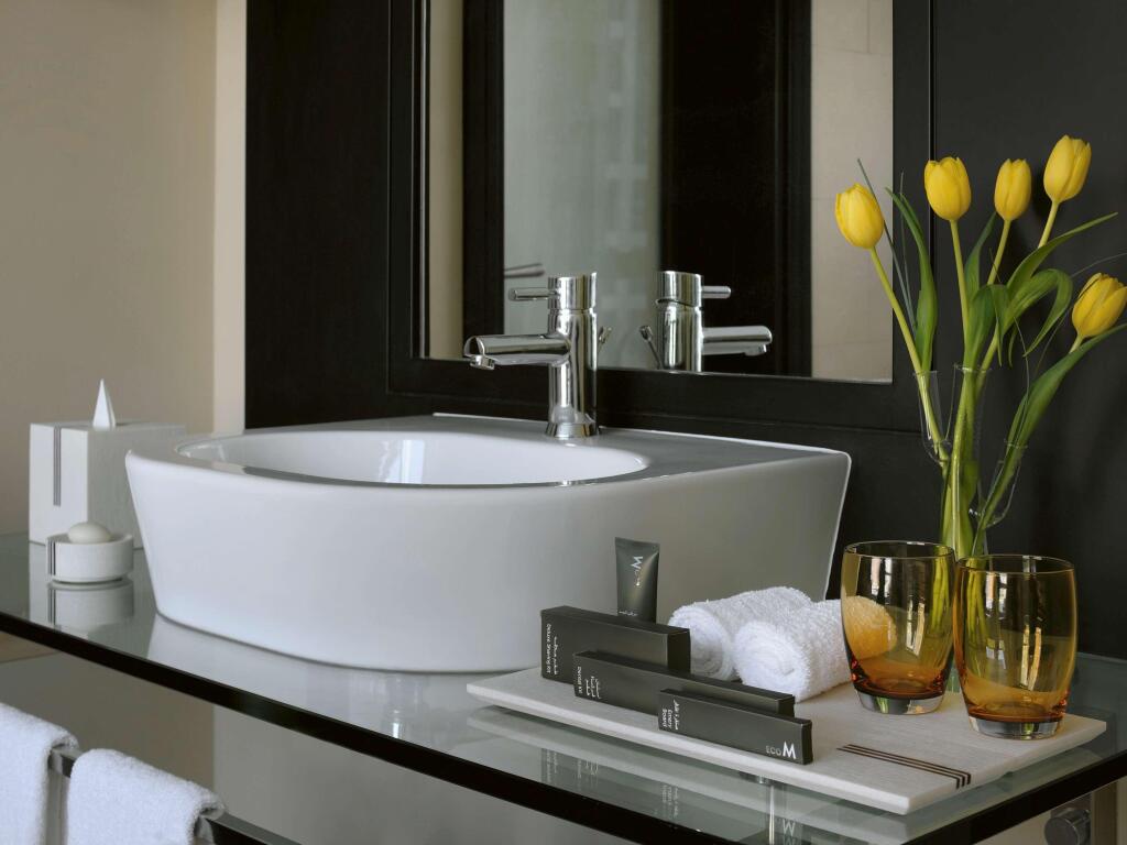 Дубай: Mövenpick Jumeirah Lakes Towers Hotel