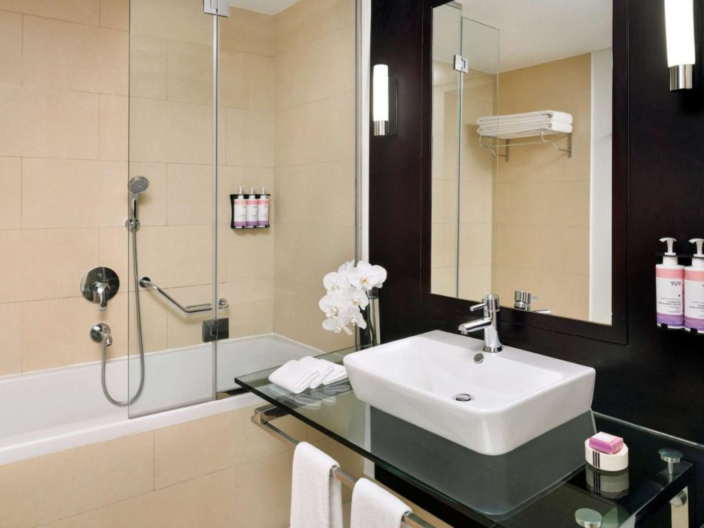 Дубай: Mövenpick Jumeirah Lakes Towers Hotel