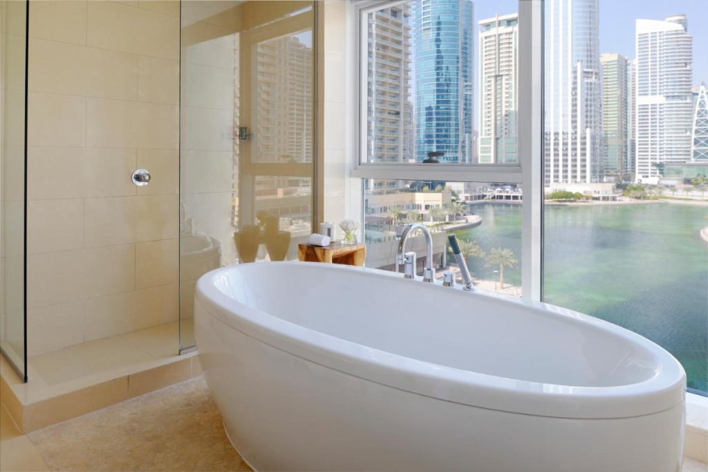 Дубай: Mövenpick Jumeirah Lakes Towers Hotel