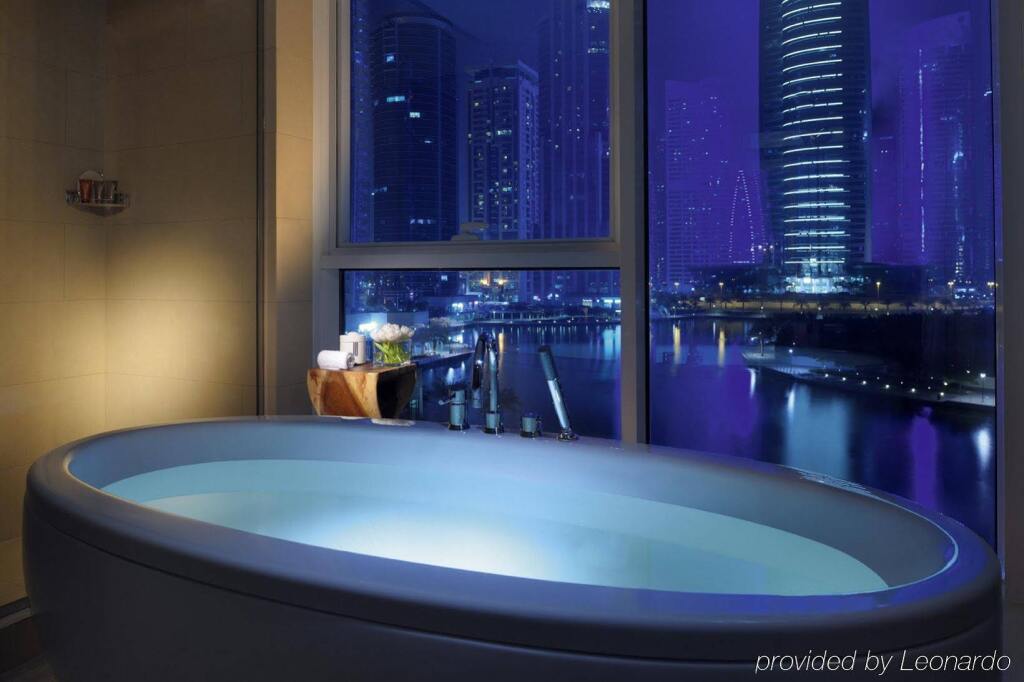 Дубай: Mövenpick Jumeirah Lakes Towers Hotel