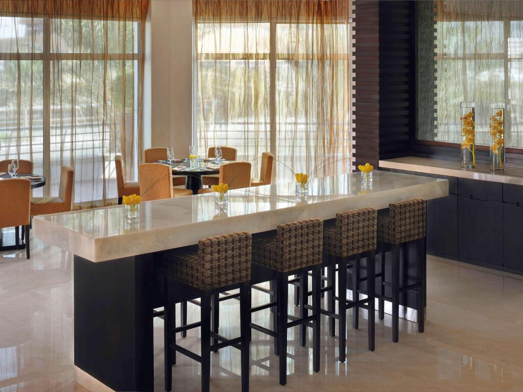 Дубай: Mövenpick Jumeirah Lakes Towers Hotel