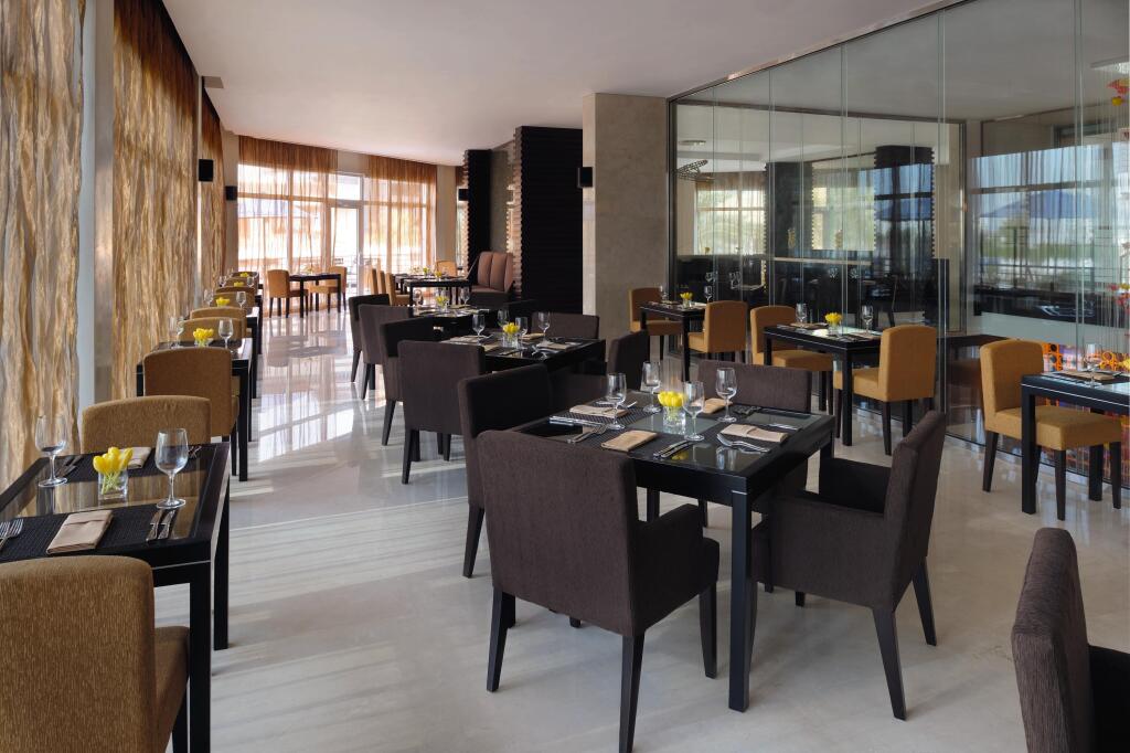 Дубай: Mövenpick Jumeirah Lakes Towers Hotel