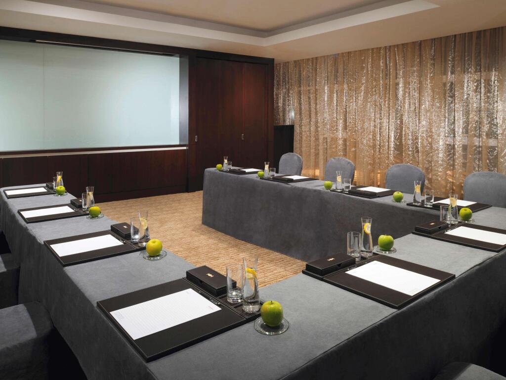 Дубай: Mövenpick Jumeirah Lakes Towers Hotel