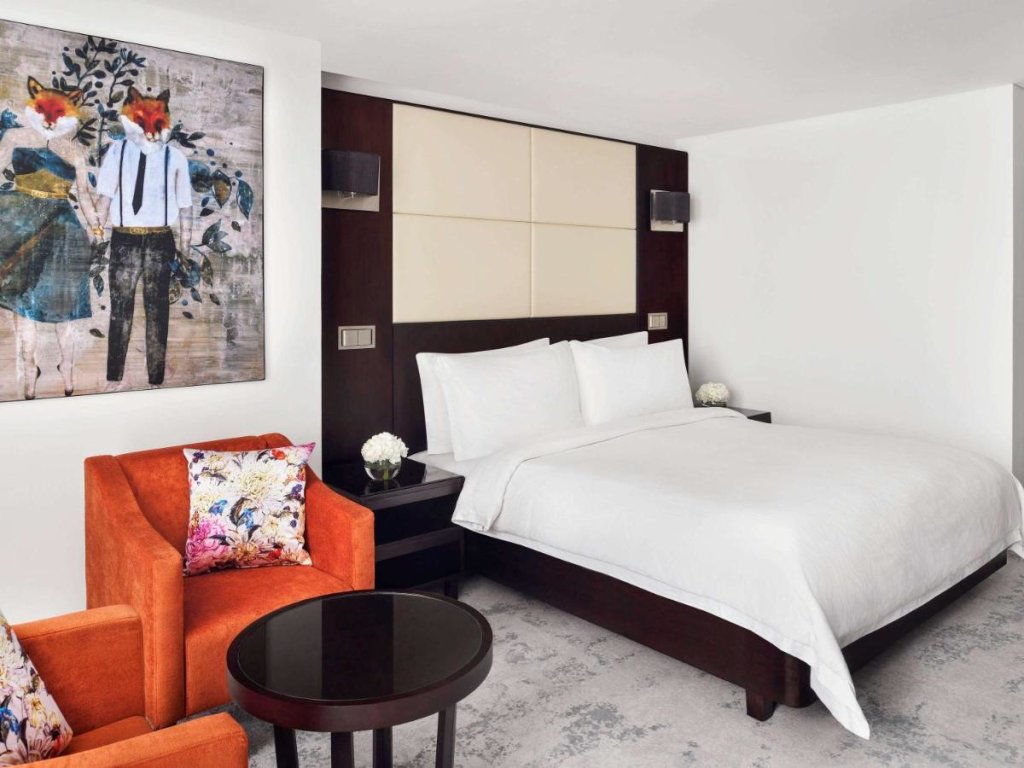 Дубай: Mövenpick Jumeirah Lakes Towers Hotel