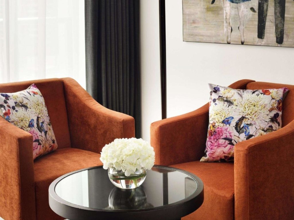 Дубай: Mövenpick Jumeirah Lakes Towers Hotel