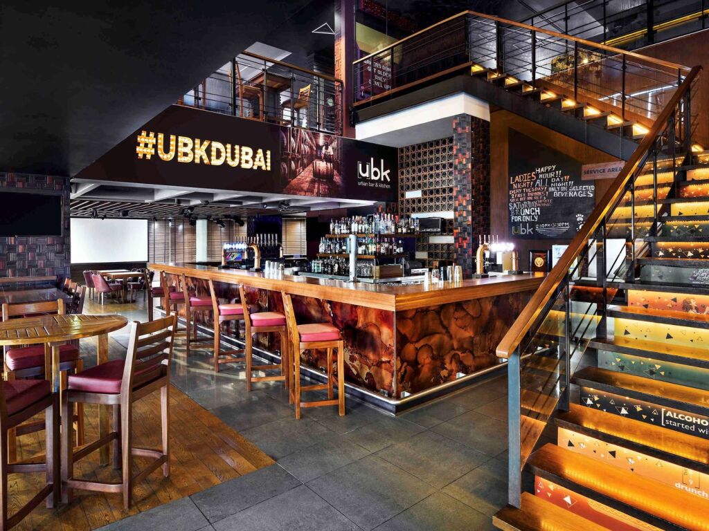 Дубай: Mövenpick Jumeirah Lakes Towers Hotel
