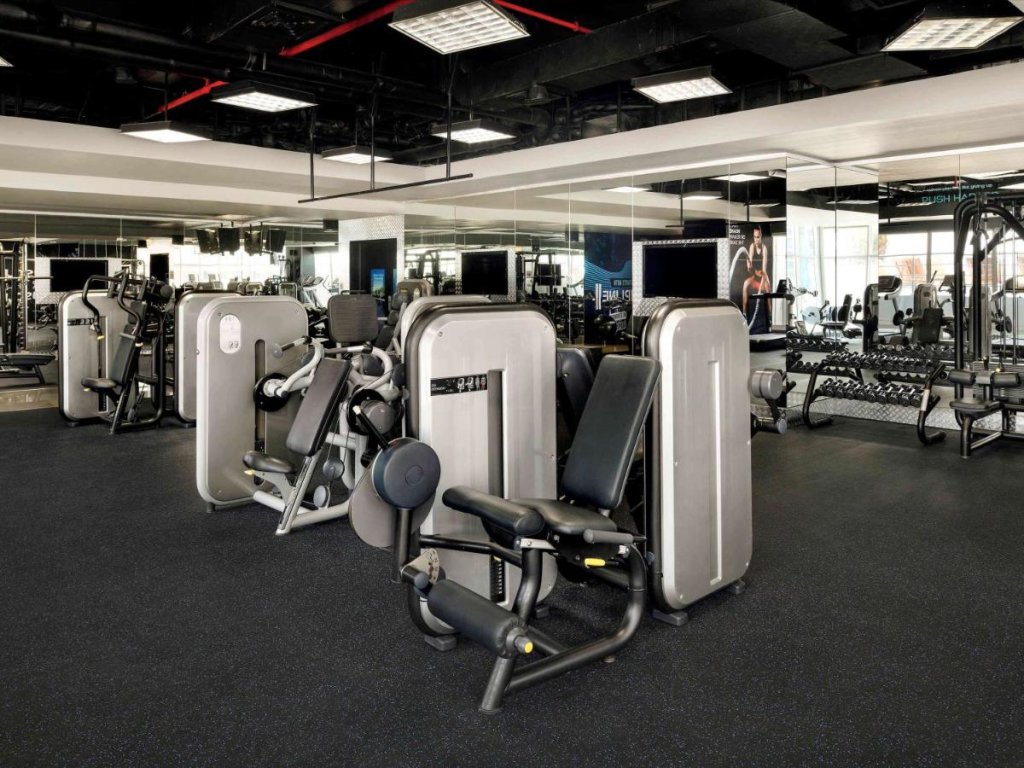 Дубай: Mövenpick Jumeirah Lakes Towers Hotel