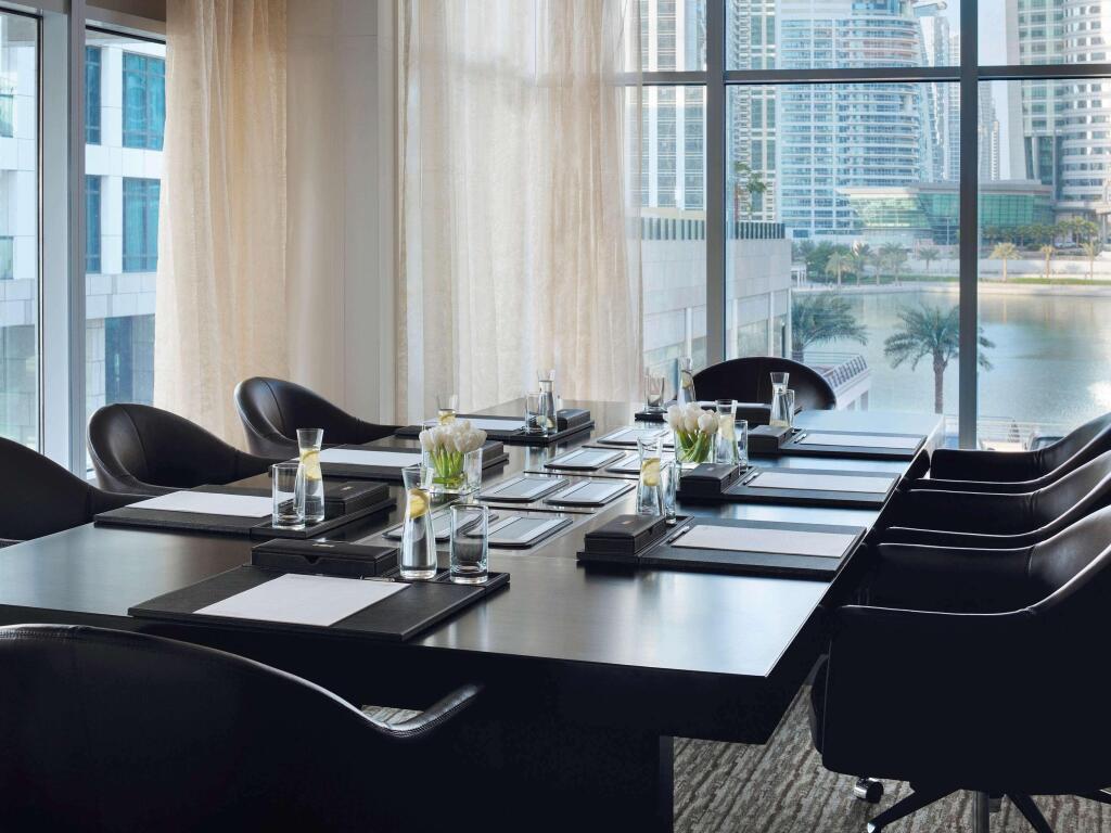 Дубай: Mövenpick Jumeirah Lakes Towers Hotel