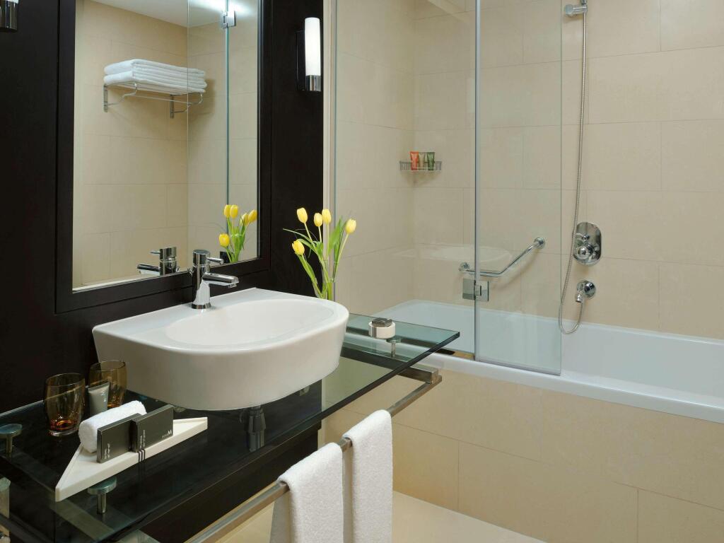 Дубай: Mövenpick Jumeirah Lakes Towers Hotel