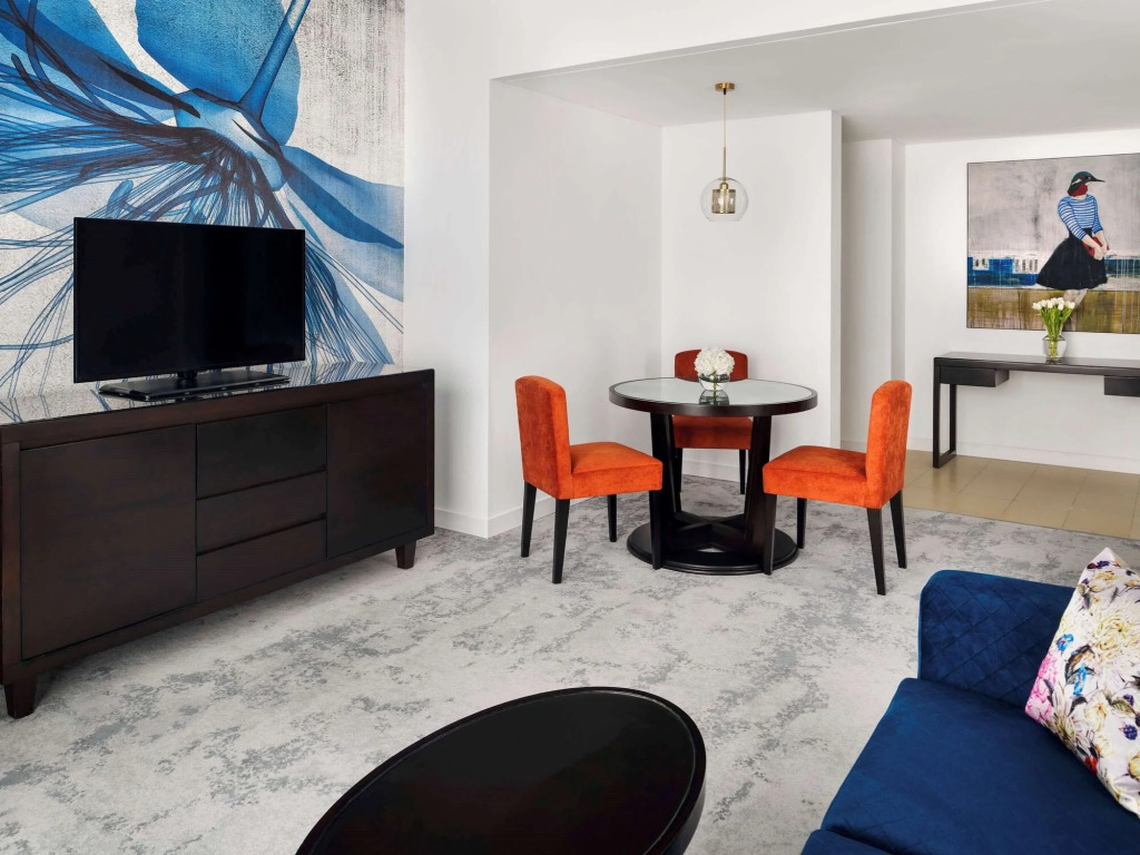 Дубай: Mövenpick Jumeirah Lakes Towers Hotel