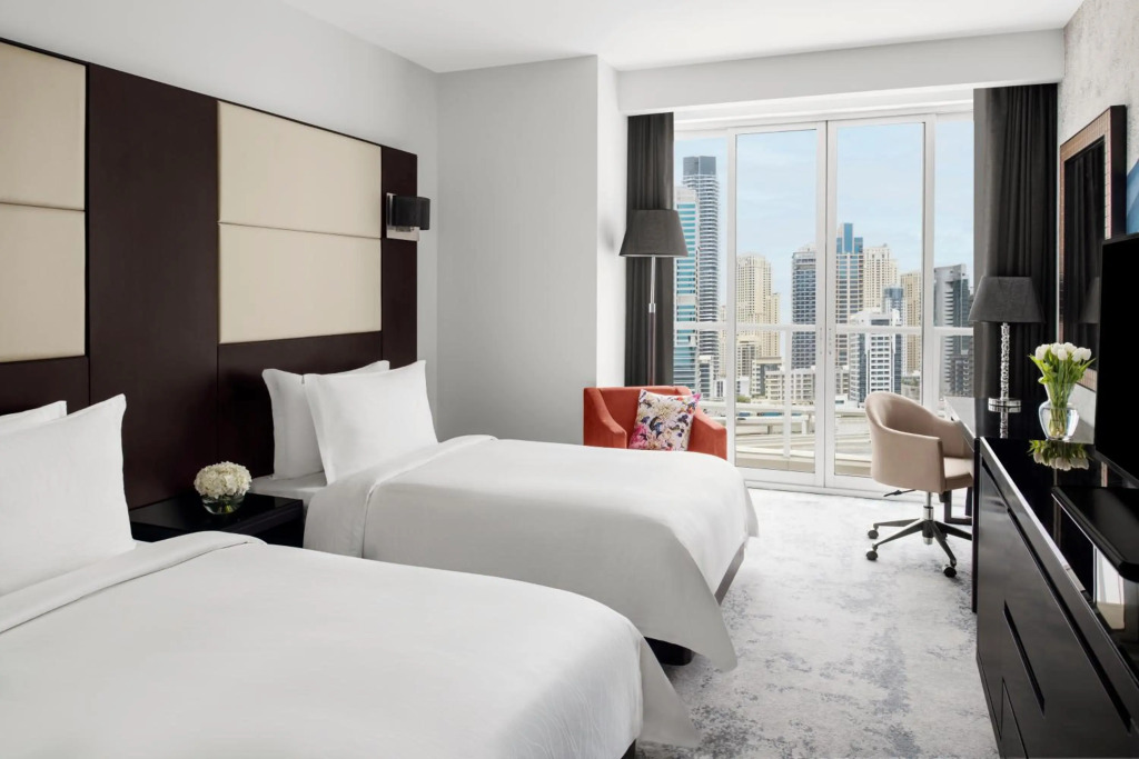 Дубай: Mövenpick Jumeirah Lakes Towers Hotel