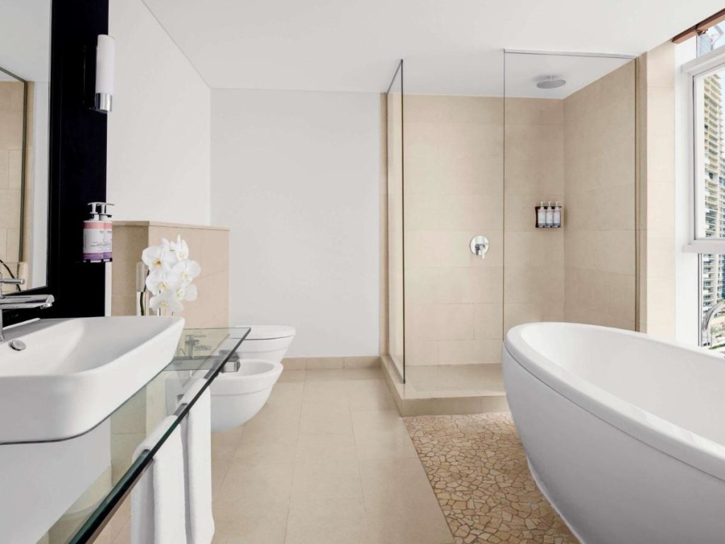 Дубай: Mövenpick Jumeirah Lakes Towers Hotel
