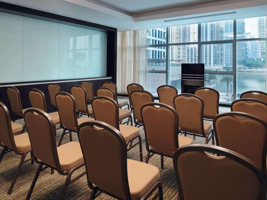Дубай: Mövenpick Jumeirah Lakes Towers Hotel