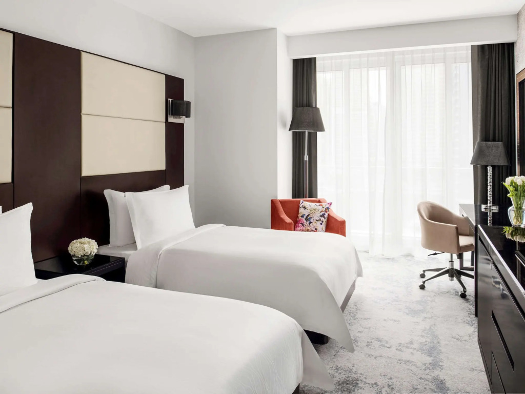 Дубай: Mövenpick Jumeirah Lakes Towers Hotel
