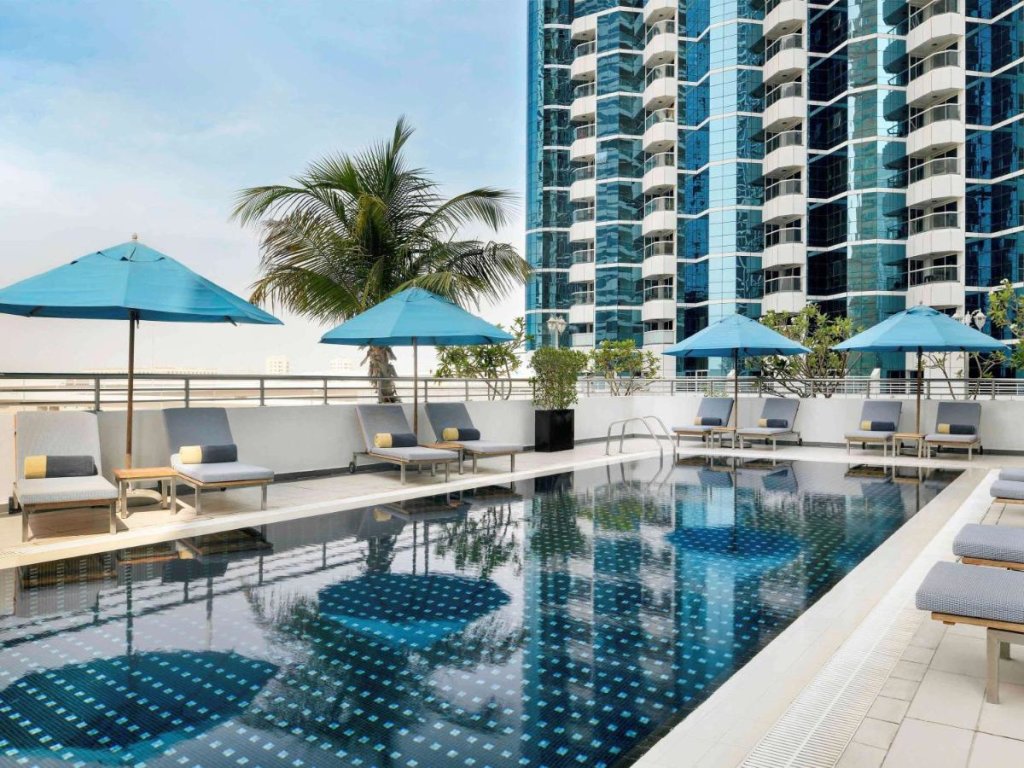 Дубай: Mövenpick Jumeirah Lakes Towers Hotel