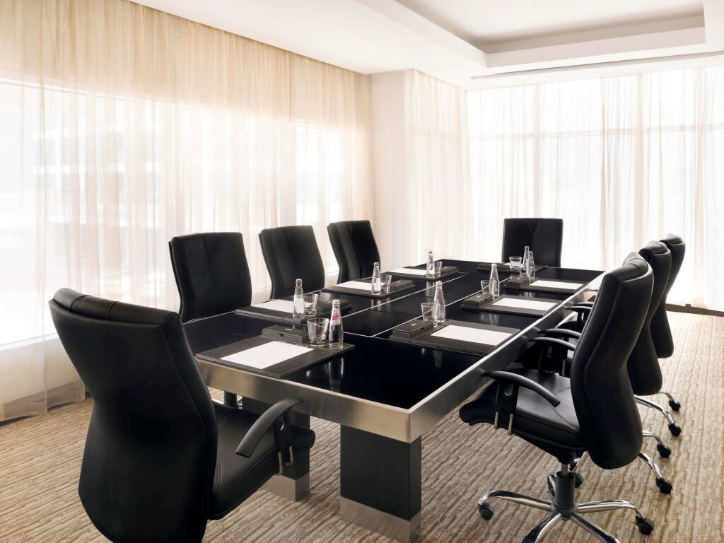 Дубай: Mövenpick Jumeirah Lakes Towers Hotel