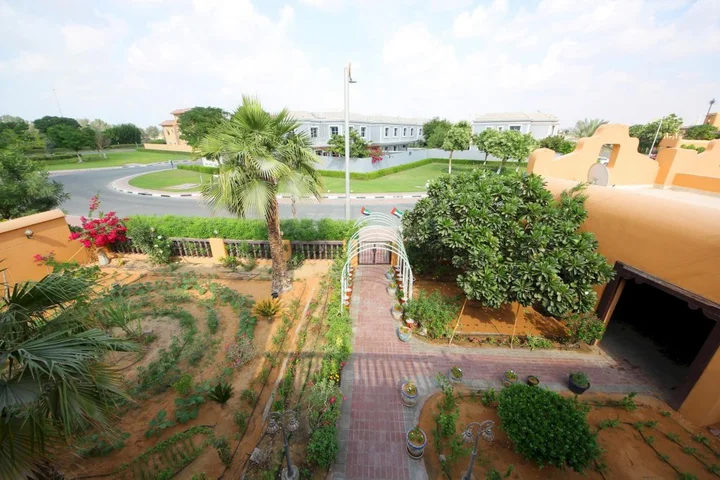 Дубай: Garden Villa In Falcon City