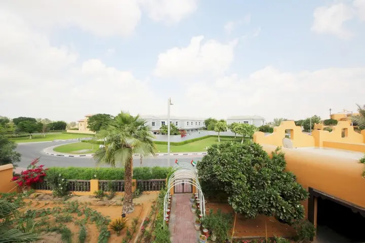 Дубай: Garden Villa In Falcon City