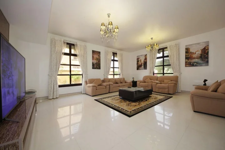 Дубай: Garden Villa In Falcon City