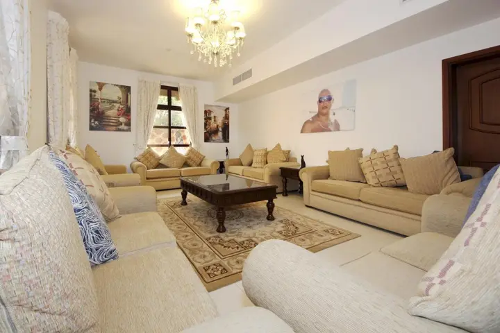 Дубай: Garden Villa In Falcon City