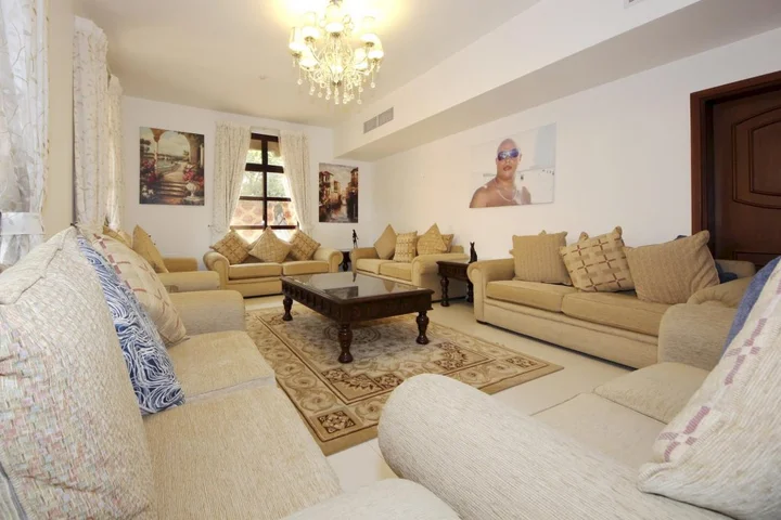Дубай: Garden Villa In Falcon City