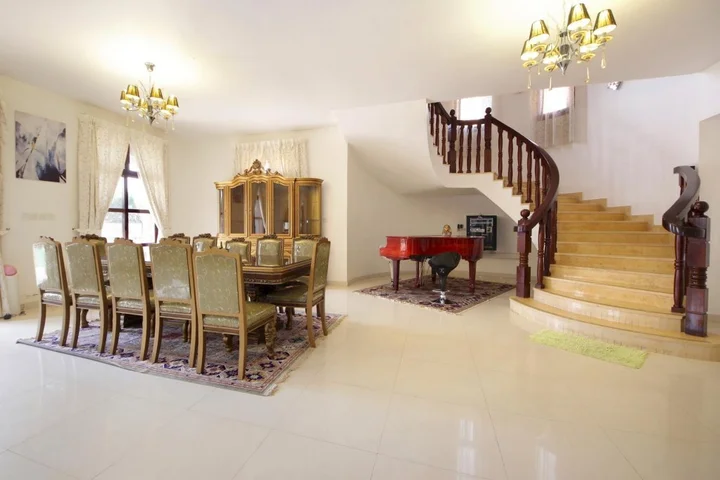Дубай: Garden Villa In Falcon City