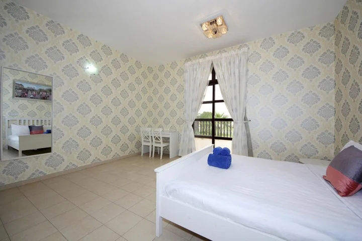 Дубай: Garden Villa In Falcon City