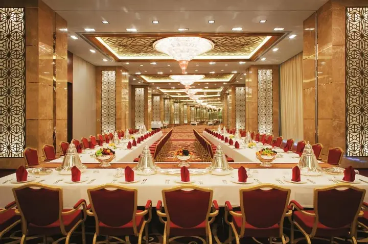 Дубай: Отель The Meydan Hotel Dubai