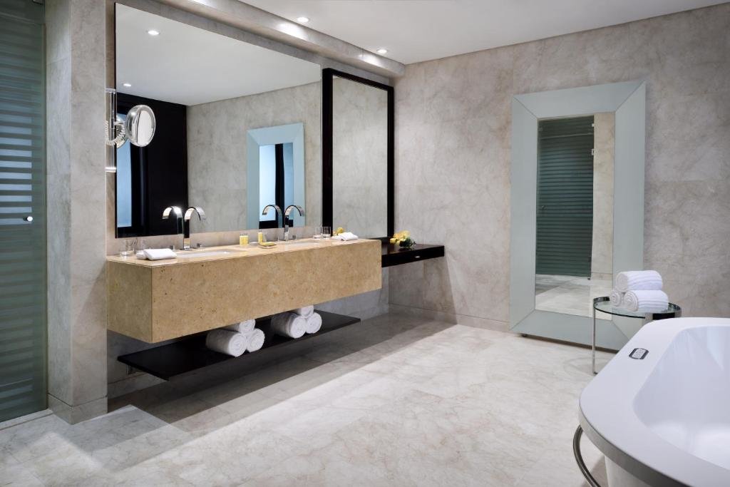 Дубай: Dubai Marriott Harbour Hotel & Suites