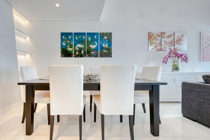 Дубай: Cayan Tower by  Raine & Horne Holiday Homes