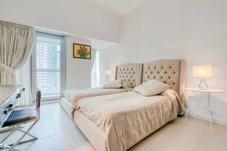Дубай: Cayan Tower by Raine & Horne Holiday Homes