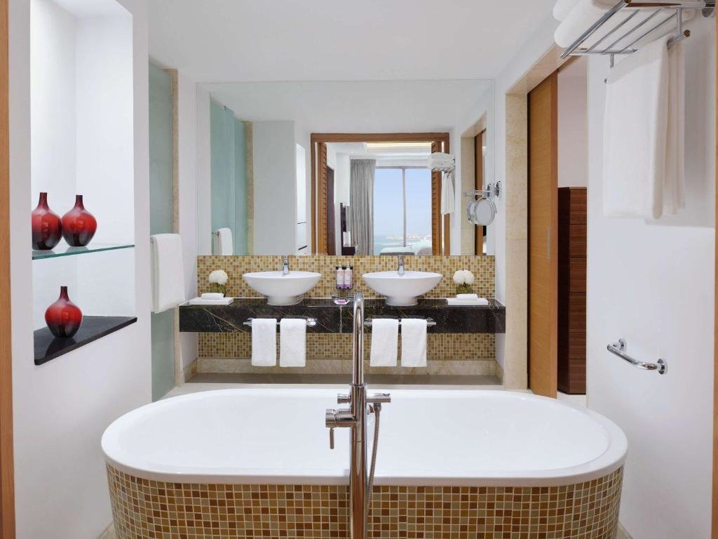 Дубай: Mövenpick Hotel Jumeirah Beach