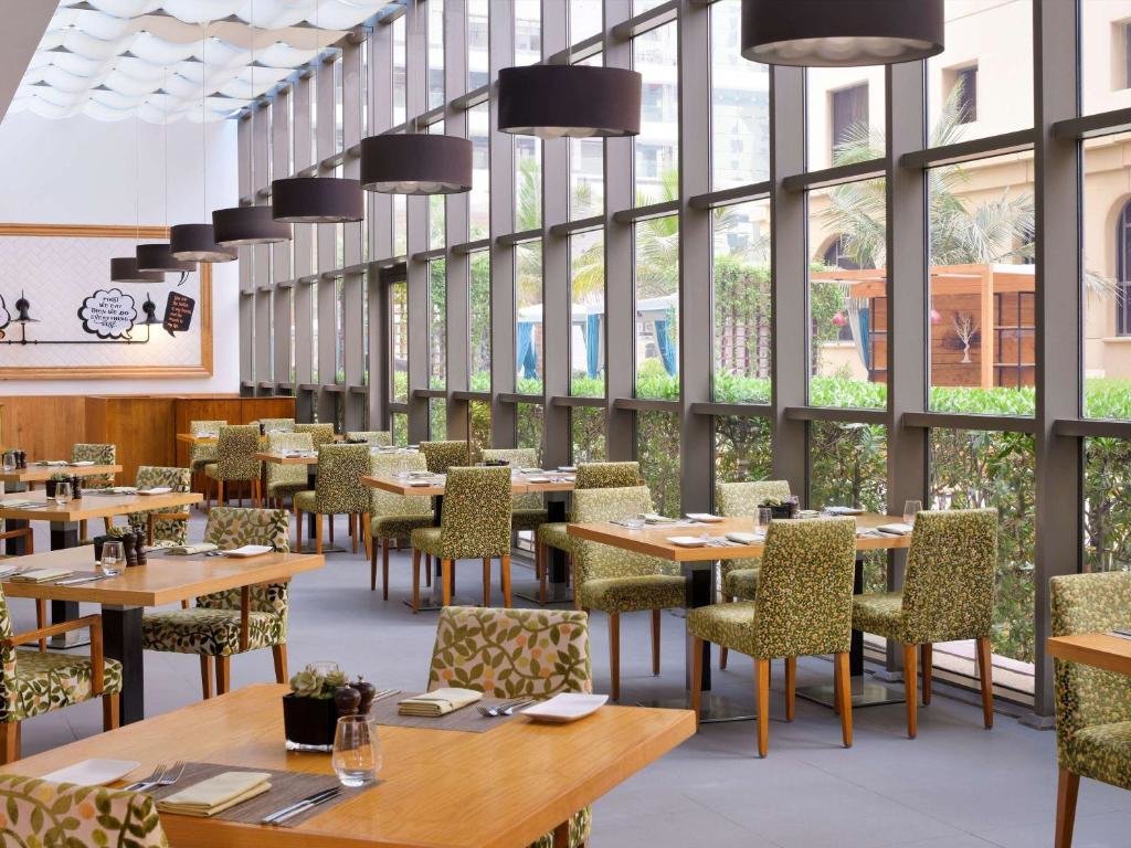 Дубай: Mövenpick Hotel Jumeirah Beach