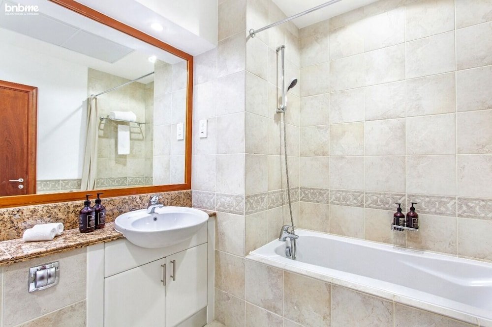 Дубай: Pvt Jacuzzi Tub Groundfloor 2 Bed Bnbme Homes