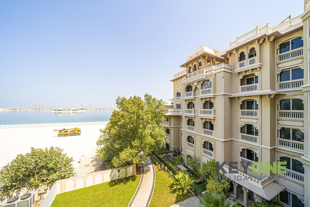 Дубай: KOHH – 2BR + Maids Room in Grandeur Residences