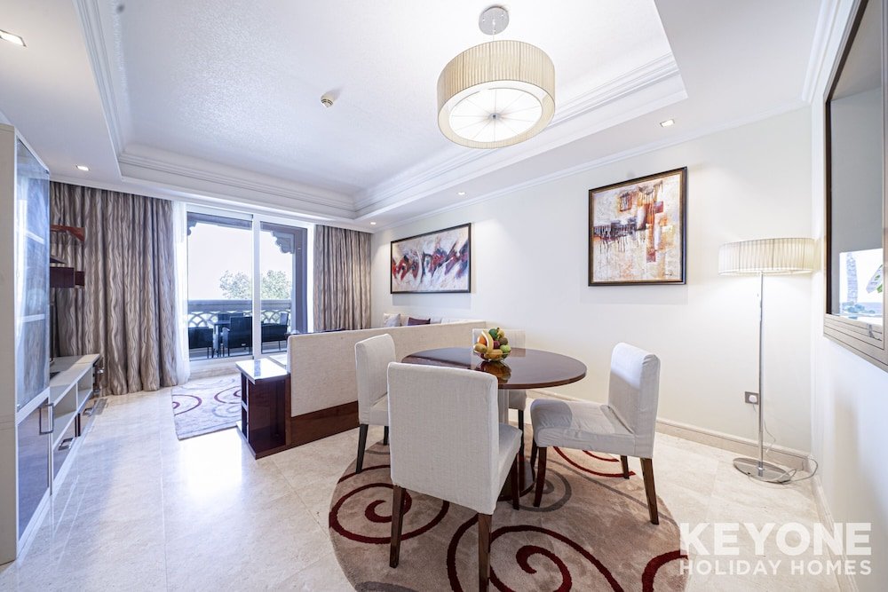 Дубай: KOHH – 2BR + Maids Room in Grandeur Residences