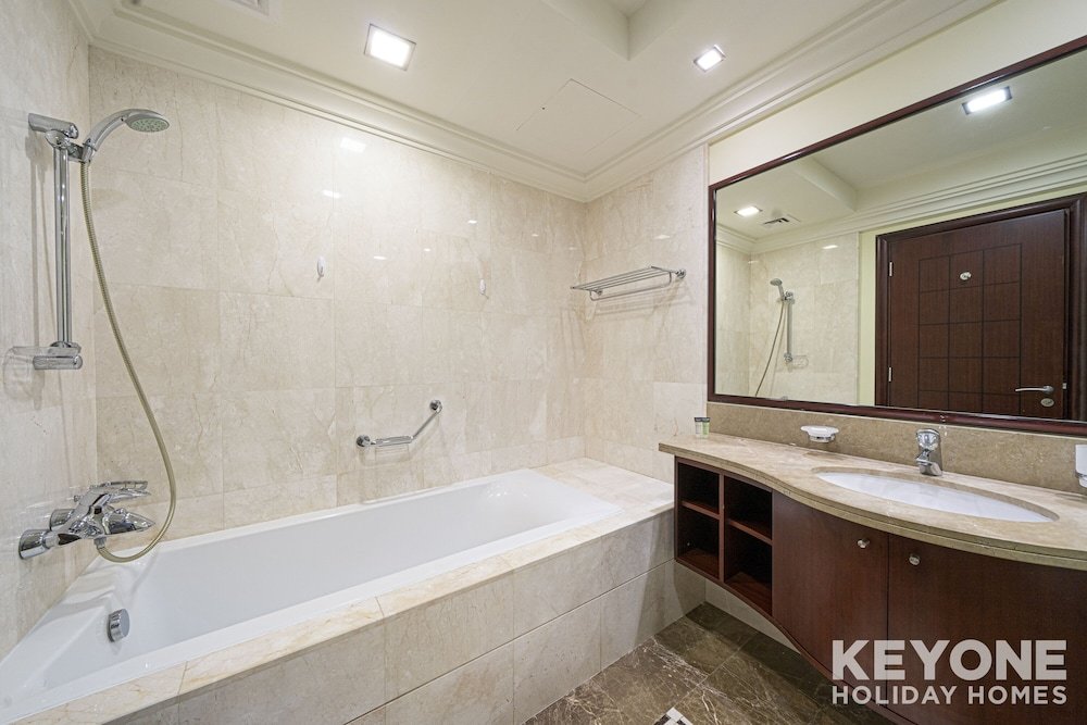 Дубай: KOHH – 2BR + Maids Room in Grandeur Residences