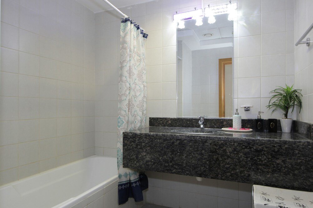 Дубай: 2 Bedroom Apartment in Mayfair Tower