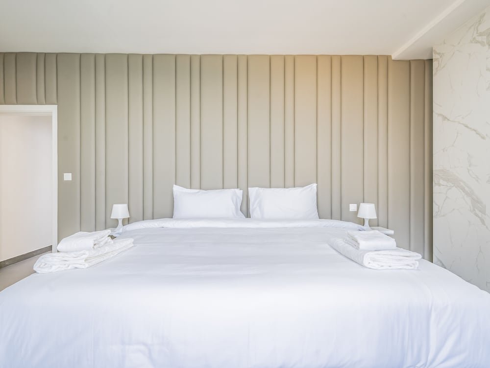 Дубай: Luxury Waterfront Apartment with Beach Access