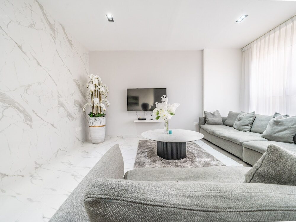 Дубай: Luxury Waterfront Apartment with Beach Access
